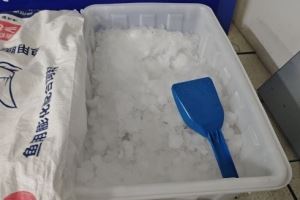 🥵白天最高体感温度43℃！扬州队主场设置冰桶供球迷降温使用